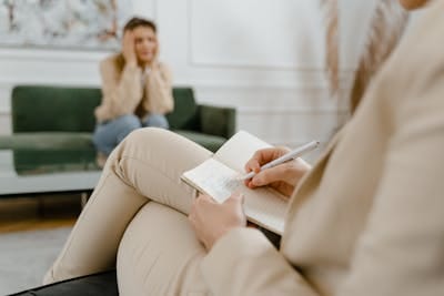 terapeuta atendendo paciente no consultório